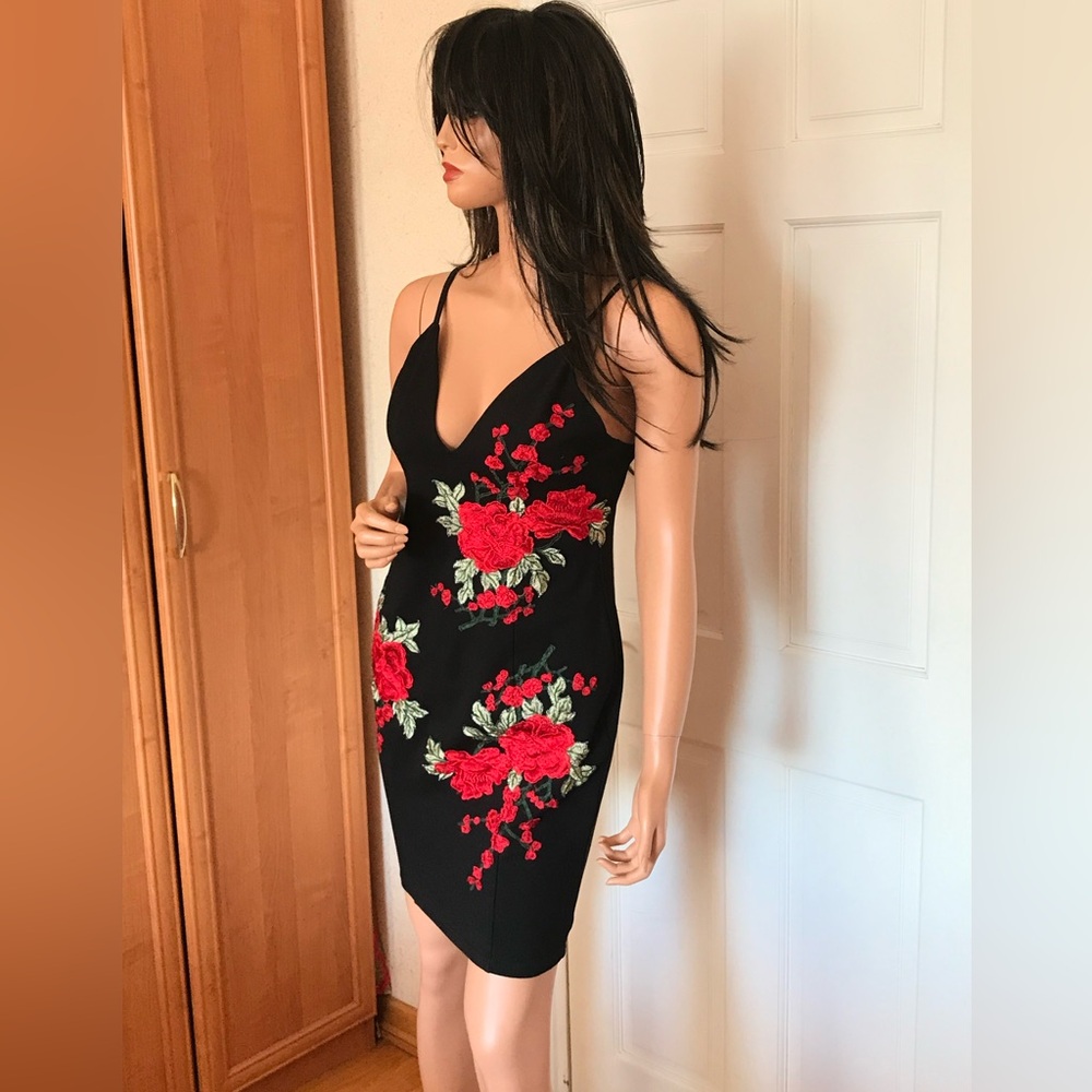 Forever 21 Black stretchy dress with red embroidered flowers print. sz L